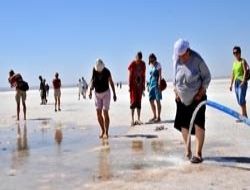 Kuruyan Tuz Gölü’nde taşıma suyla turizm