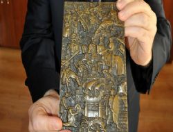 Menderes in bronz plaketi antikacıda