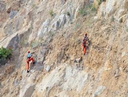 Tehlikeli kayaları dağcılar tıraşladı