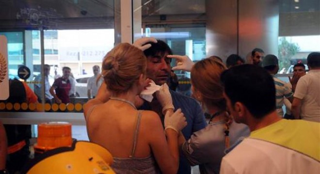 Atatürk Havalimanı’nda valiz arama kavgasında gümrük memuru kaşından yaralandı