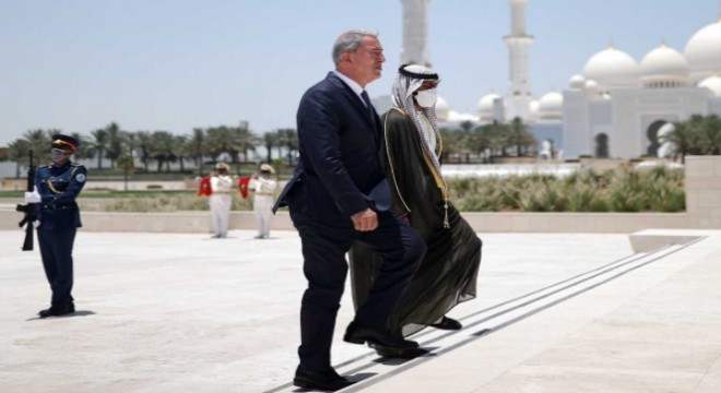 Bakan Akar, Birleşik Arap Emirlikleri’nde Wahat Al Karama Şehitliği ni ziyaret etti