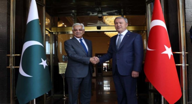 Bakan Akar, Pakistan Savunma Bakanı Asif ile bir araya geldi