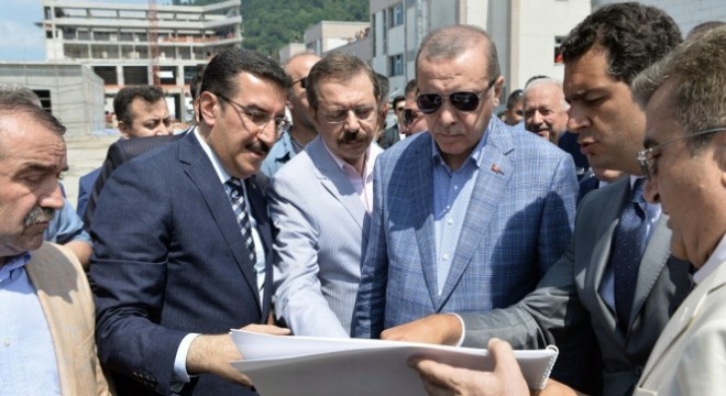 Bakan Tüfenkci, Cumhurbaşkanı Erdoğan’a Sarp Gümrük Kapısı’ndaki yenileme çalışmalarını anlattı
