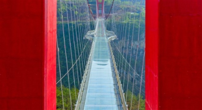 Çin, 526 metrelik dünyanın en büyük cam köprüsünü yaptı
