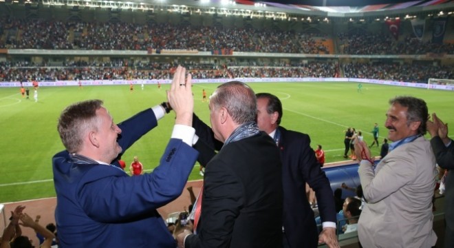 Cumhurbaşkanı Erdoğan, Başakşehir in Şampiyonlar Ligi heyecanına ortak oldu