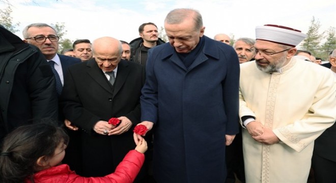 Erdoğan, Kahramanmaraş ta depremde hayatını kaybedenlerin mezarlarını ziyaret etti