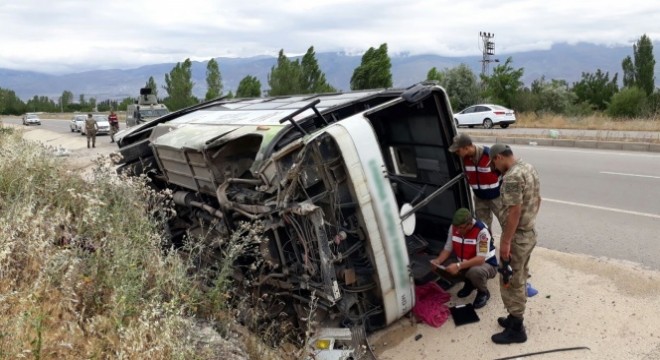 Erzincan da işçi minibüsü devrildi: 19 yaralı