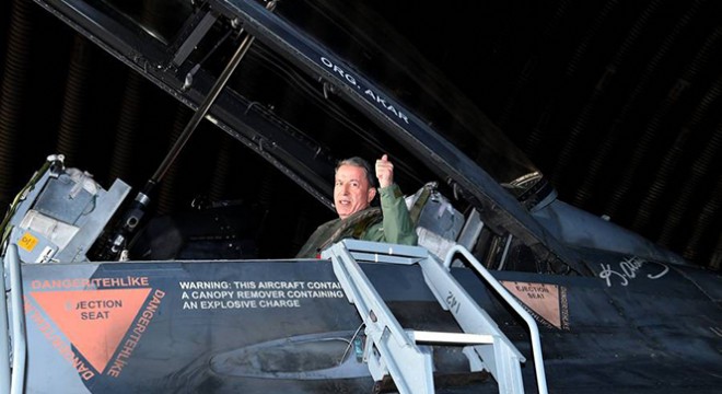 Genelkurmay Başkanı Akar, F-16D uçağı ile uçuş gerçekleştirdi
