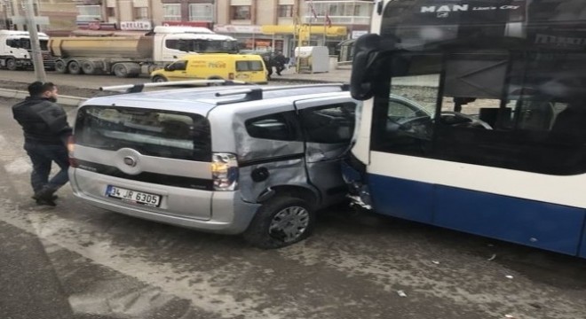 Geri dönmeye çalışan otomobile belediye otobüsü çarptı