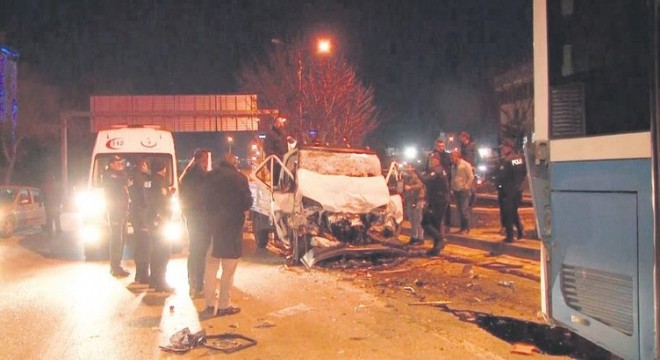 Halk otobüsüne çarpan kamyonetin sürücüsü öldü