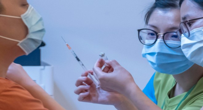 Hong Kong’da halkın yüzde 49’u iki doz aşı oldu