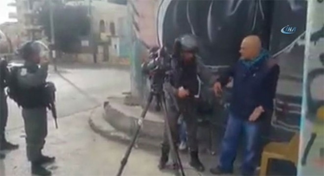 İsrail askerleri Filistinli gazeteciyi gözaltına aldı