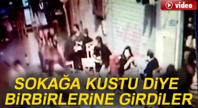 Kadıköy’de dün gece 2 kişinin yaralandığı sandalyeli kavga kameralarda