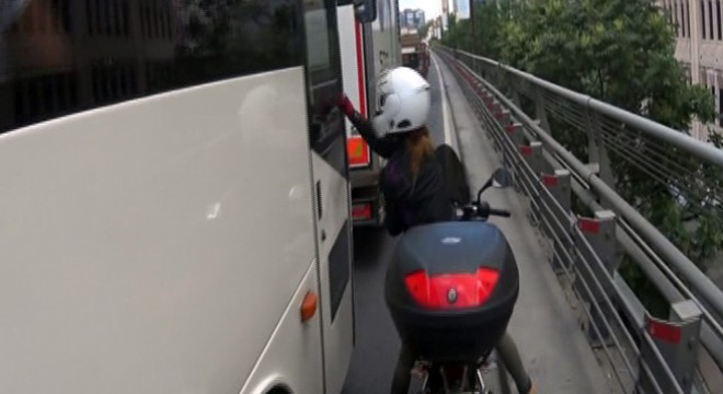 Kadın motosikletliden otobüs şoförüne yumruklu tepki