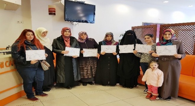 Kadınlar Arapça kursunu bitirip sertifika aldı