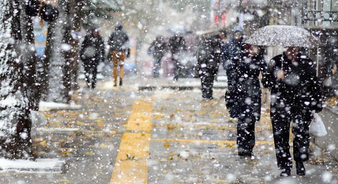 Kar yağdı Ankara felç oldu
