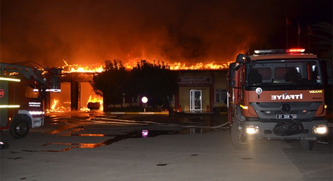 Karayolları hizmet binası ve araçları yangında küle döndü