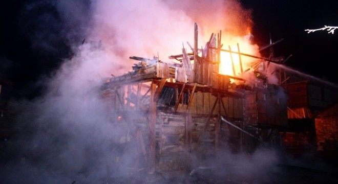 Kastamonu’da bir konak, çıkan yangında kullanılamaz hale geldi