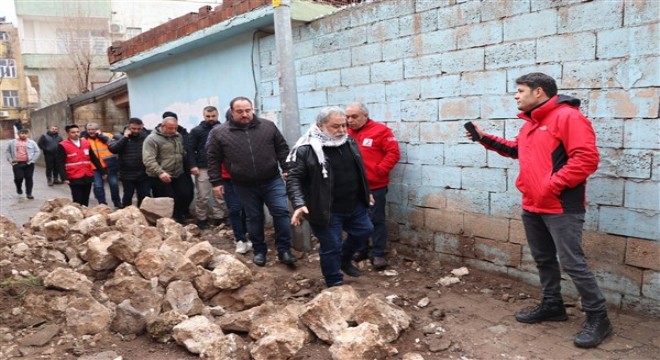Kaymakam Çengel ve Başkan Ekinci, depremde hasar gören evleri inceledi