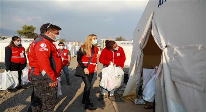 Kızılay Süzer işbirliği ile depremzede çocuklara giyecek ve uyku tulumu desteği