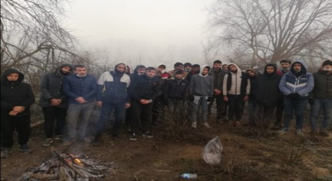 Meriç Nehri nde mahsur kalan düzensiz göçmenleri Türk askeri kurtardı