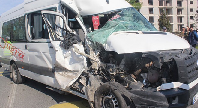 Minibüs dolmuşa çarptı: 13 yaralı