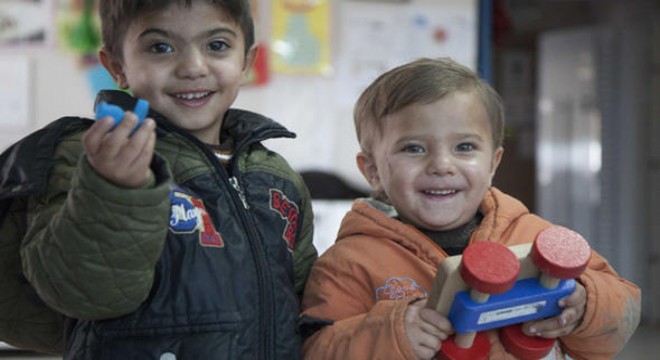 Mülteci çocuklara oyuncak hediyesi