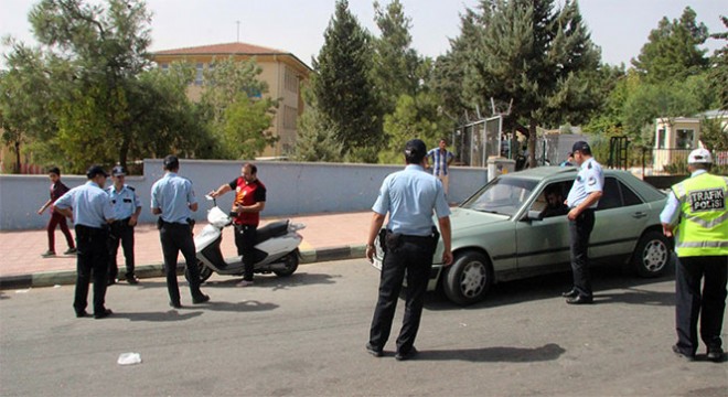 Okul önlerinde polisten şok uygulama