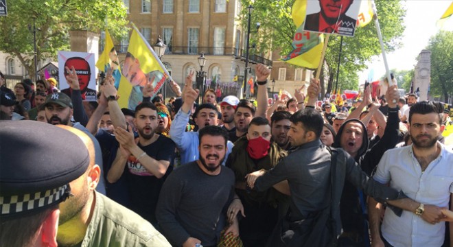 PKK yandaşları Londra da  tamam  pankartı açtı