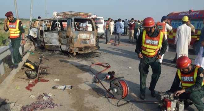 Pakistan’da minibüs alev aldı: 6 ölü