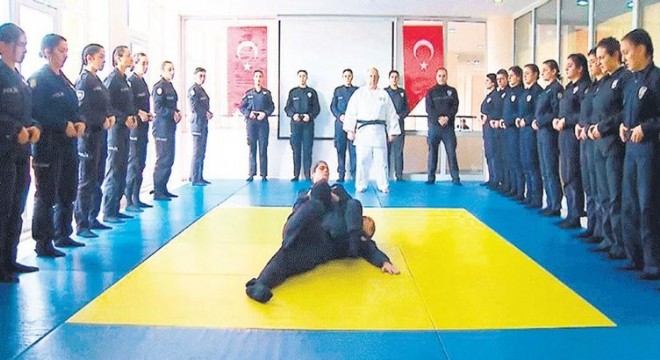 Polis adayları judo eğitimi alıyor