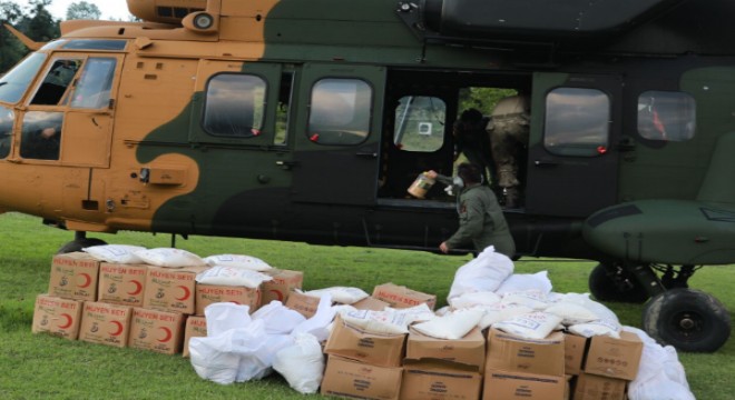 Ulaşılamayan köylere yardımlar helikopterlerle taşınıyor