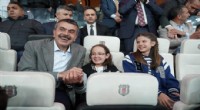 Bakan Tekin, çocuklarla Beşiktaş- MKE Ankaragücü maçını izledi